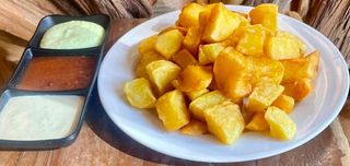 Tapa De Patatas Con Tres Salsas