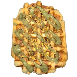 Gofre con Salsa de Pistacho y Granillos de Pistacho