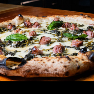Pizza salsiccia e friarielli (Román style)