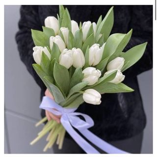 15 białych tulipanów