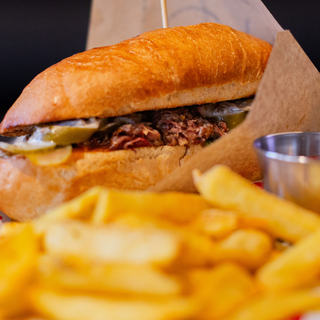 Великий сендвіч з рваною яловичиною