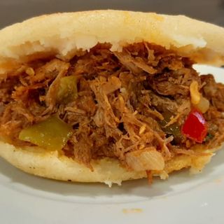 Arepa de carne mechada