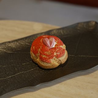 Шу с клубникой (100г)