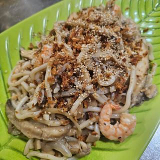 Wok noodles de langostinos satay