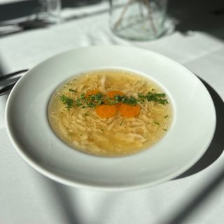 Rosół z domowym makaronem