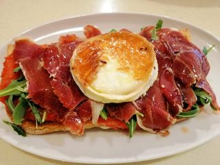 Tostada Jamón Con Queso De Cabra