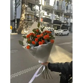 Orange spray roses 