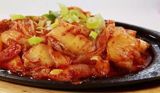 Kimchi con panceta fritos