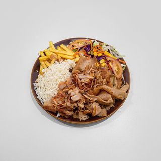 Plato De Carne Con Verduras, Patatas, Queso Y Pan