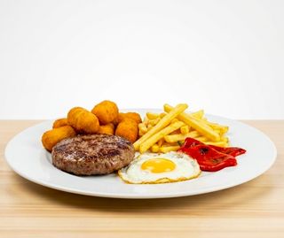 Plato De Hamburguesa + Croquetas + Patata + Huevo + Pimiento Piquillo