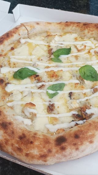 Pizza Cuatro Quesos Con Nueces Y Miel (33 Cm.)