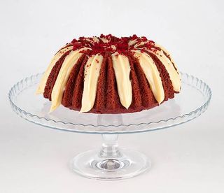 Bolo avó Red Velvet coberto com Brigadeiro branco