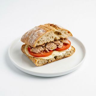 Panino con tonno, pomodori e formaggi