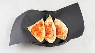 Naan sa belim lukom i čilijem