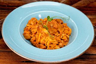 Penne cu salsiccia și porcini