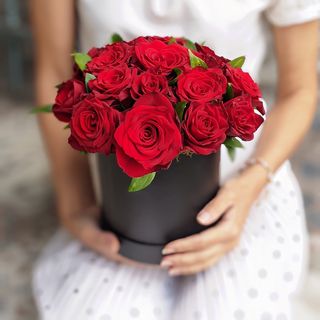 წითელი ვარდები შავ ყუთში 1144