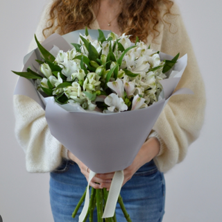 Bukiet białych alstromerii 