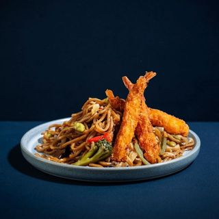 Yakisoba con Gambas Tempura