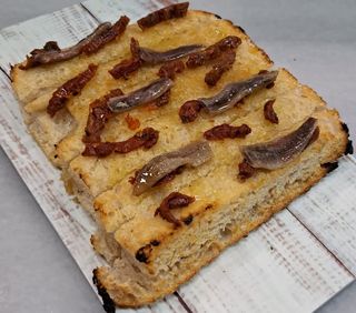 Focaccia con tomate semiseco, anchoas y aceite de ajo