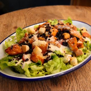 Ensalada César con virutas de cecina