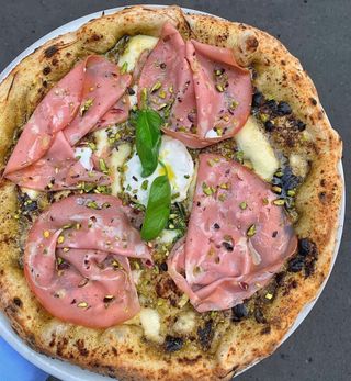 Pizza Mortadella Provola e pistacchio 