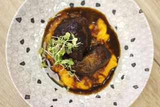Carrilleras de cerdo ibérico al oporto con puré de batata y limas