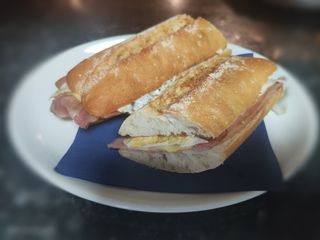Bocadillo Bacon Con Queso Y Huevo