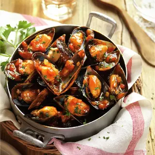 33 Mussels with marinara sauce 
