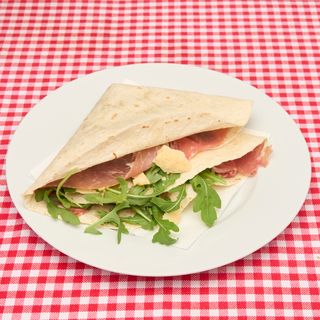 Piadina con crudo, mozzarella e rucola