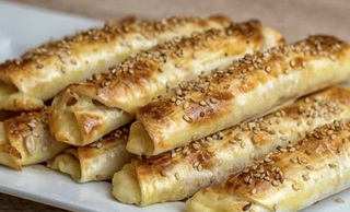 Fundi De Dos Quesos Y Jamón York Enrollados En Fina Masa