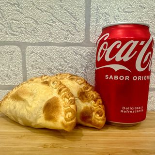 Empanadas (2 Uds.) Y Bebida (1 Ud.)