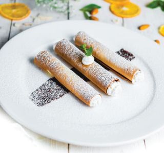 Маскорпоне кремі қосылған канноли/ Канноли с кремом маскарпоне