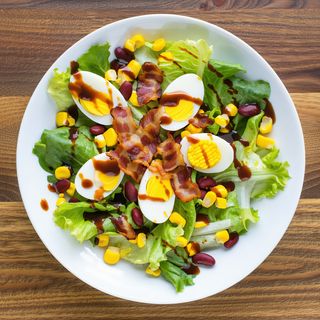 Sałatka z chrupiącym boczkiem