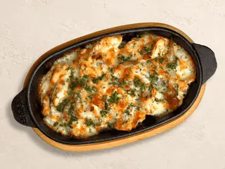 Деруни запечені у вершковому соусі з куркою і грибами (300g)