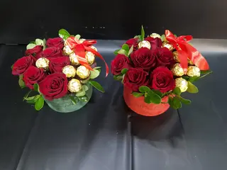 Aranjament 7 Trandafiri Rosii Si Ferrero Rocher