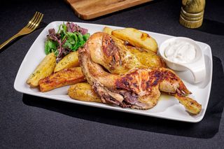 Jumătate de pui copt pe grătar și sos de usturoi