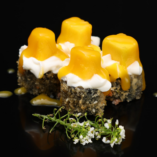 97.Hoso frito salmón con queso y mango (8uds)