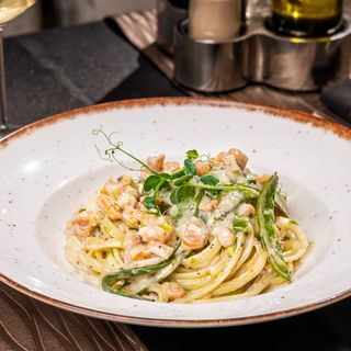 Paste cu somon fume si mangetout