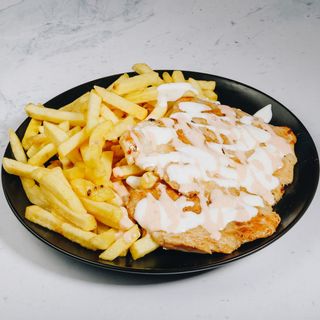 Pileća prsa na žaru sa pomfritom