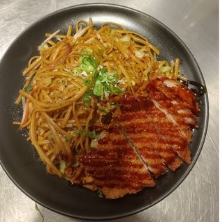 Tallarines con lomo de cerdo rebozado