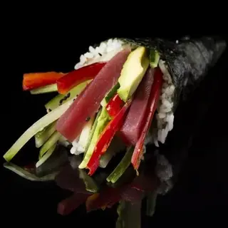 70B. Temaki atún con aguacate (2 pzs.)
