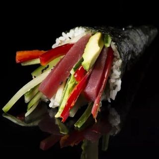 70B. Temaki atún con aguacate (2 pzs.)