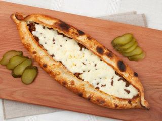 Sujuk pide cu cascaval 