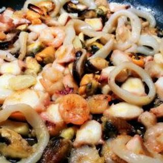 40. Морски деликатеси къкрещи върху метална плоча (700г)