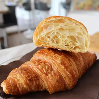 Croissant de mantequilla relleno choco