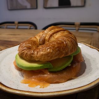 Croissant de salmón y aguacate