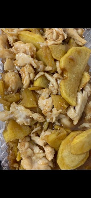 55. Пиле с пресни картофи (800гр)