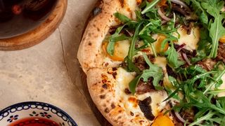 Д. Пицца с сочной кониной.