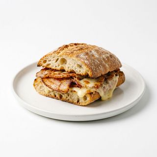 Panino con pancetta e provola affumicata