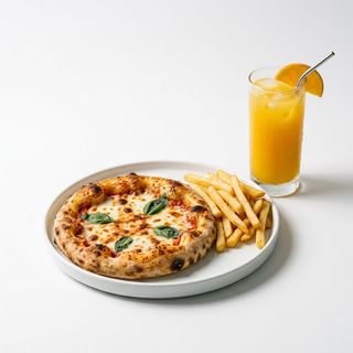 Пица + картофи + сок + играчка